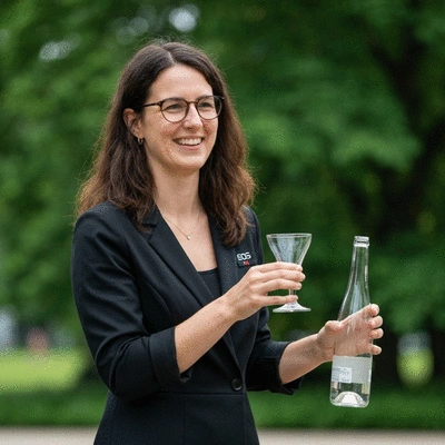 Femme buvant de l'eau après une séance de sport