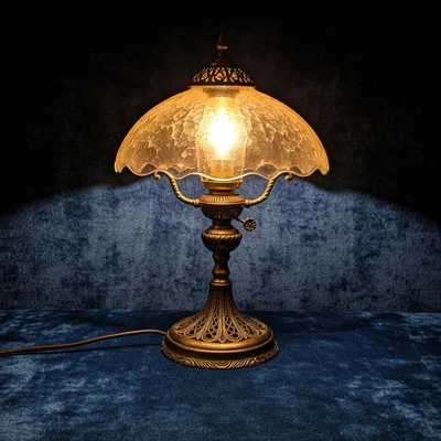 Diététicienne expliquant un plan nutritionnel à une cliente dans un bureau moderne et lumineux