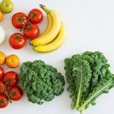 Assortiment de légumes frais et sains sur un plan de travail de cuisine, symbolisant une alimentation équilibrée